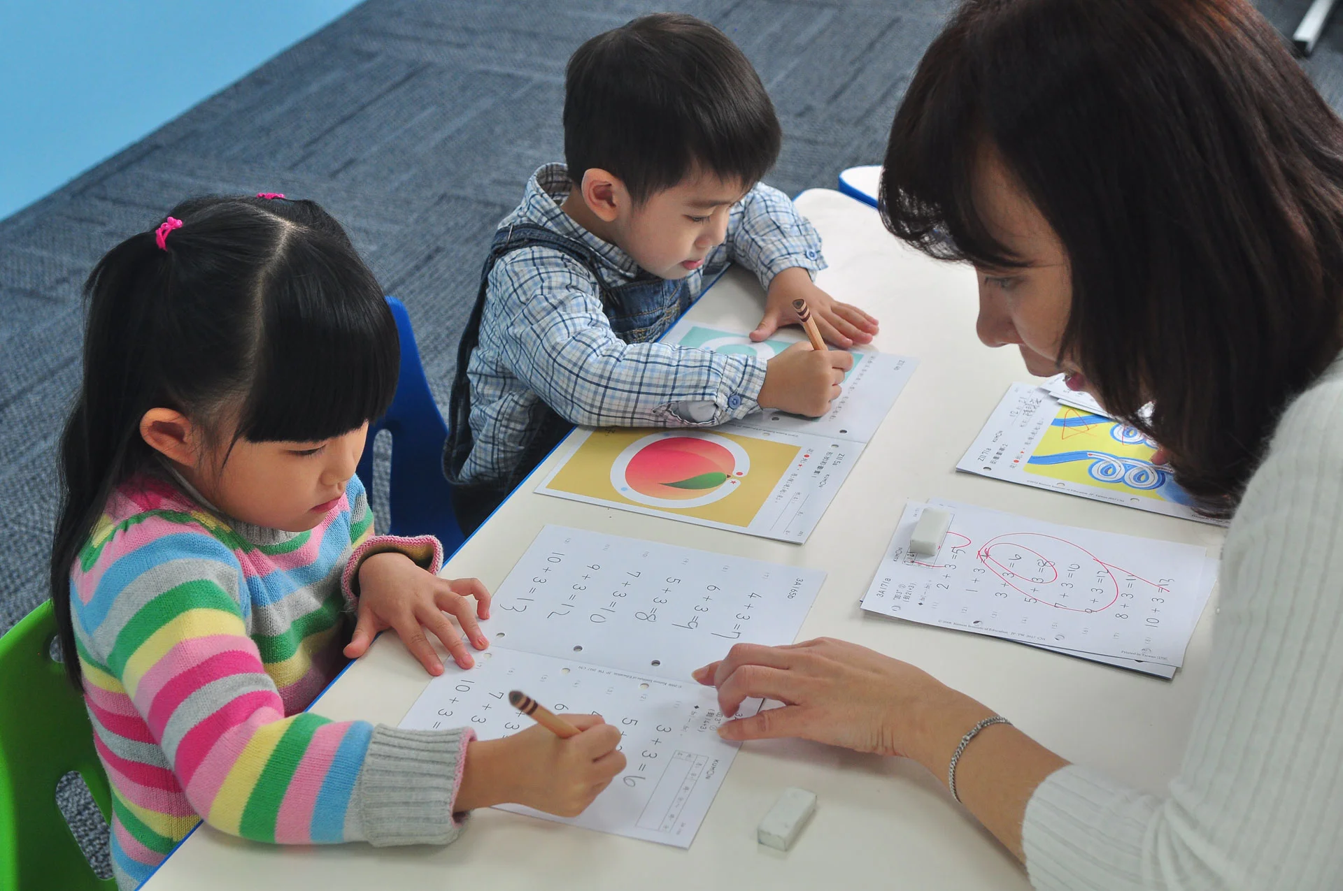 幼兒在快樂學習的情境中， 學會運筆、啟發數感